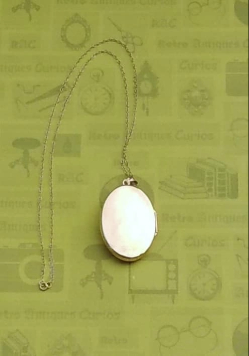 Large Vintage Oval 9ct Gold Roses Locket & Chain